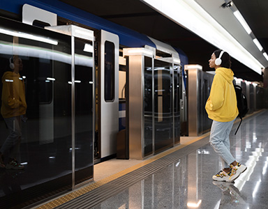 鉄道事故はしばしば重大な人的被害を引き起こすため、「安全」は世界中の交通当局にとって常に最優先の課題です。鉄道業界がIoT（モノのインターネット）、AI（人工知能）、自動化技術の導入を加速する中で、駅はよりスマートで安全な運営モデルへと進化しています。ホームドア（PSD）やAIビジョンシステムを含む先進的なソリューションは、事故防止、リアルタイム監視、リスク予測、乗客流量管理などに広く応用され、鉄...